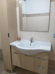 IrgoliCasa vacanze Irgoli的浴室设有白色水槽和镜子