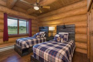 杜兰戈272 Sundance的小木屋内一间卧室,配有两张床