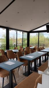 帕利克Navigator的用餐室设有桌椅和窗户。
