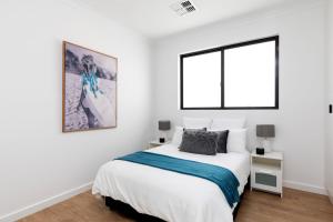 PlymptonLuxury private ensuite room close to Airport,City, Genelg Beach的白色的卧室设有床和窗户