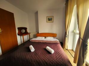 波洛维切Górskie Zacisze的一间卧室配有一张带两个枕头的床