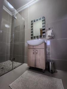 哈特比斯普特ScenicViews@103的一间带水槽和镜子的浴室