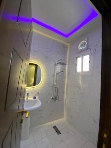 阿哈达فيلا ميسرة الهدا的带淋浴和盥洗盆的白色浴室