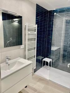 马纳罗拉Salty Dreams Manarola的一间带水槽和玻璃淋浴的浴室