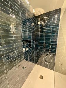 马纳罗拉Salty Dreams Manarola的浴室配有带浴缸的玻璃淋浴间