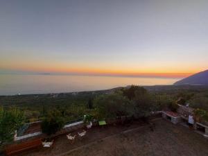 帕拉瑟Filoxenia Residence的日落时分从房子欣赏海景