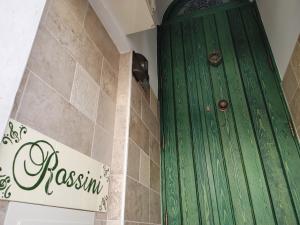 马丁纳弗兰卡ROSSINI GUEST HOUSE的墙上浴室的绿色门