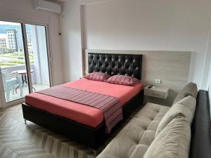乌尔齐尼Apartments Flamida的一间卧室配有一张大床和一张沙发