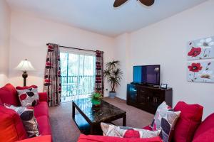 基西米Bahama Bay的客厅配有2张红色沙发和电视