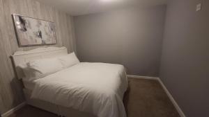 布里斯托Fully Furnished 3 bedroom Appartment的一间小卧室,配有白色床单