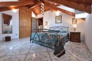 米诺利Luna Rossa的一间卧室设有一张床和木制天花板
