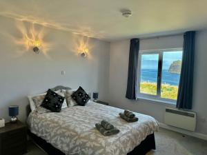 格伦代尔Eas Mor的一间卧室设有一张床,享有海景