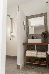 罗塔Rosario17 by 7Escalones的一间带水槽和镜子的浴室