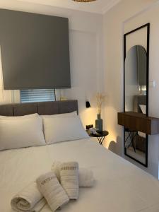 奥弗里安Vryzas Resort的卧室配有白色的床和2条毛巾