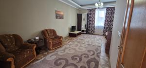 切尔诺夫策切尔诺夫策公寓式酒店的客厅配有两把椅子和电视
