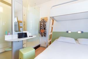 佩皮尼昂佩皮尼昂中心宜必思快捷酒店的一间卧室配有一张床和一张带镜子的书桌