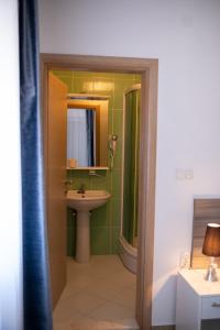 莫斯塔尔Villa Mir的一间带水槽和镜子的浴室