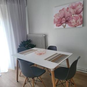 韦里亚Μοντέρνο διαμέρισμα στη Βέροια (LIBERTY)的客房内的白色桌椅