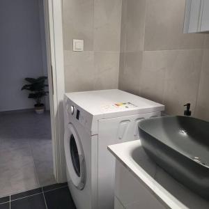 韦里亚Μοντέρνο διαμέρισμα στη Βέροια (LIBERTY)的一间带洗衣机和水槽的浴室