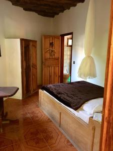 KafountineKaramba Lodge的卧室配有一张床和一张桌子