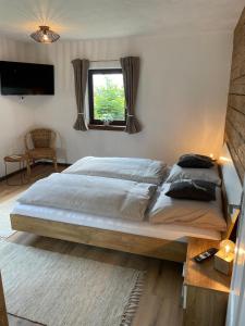 米尔施塔特SapplAlm的一间卧室设有一张大床和一个窗户。