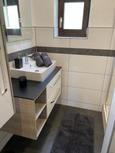 米尔施塔特SapplAlm的一间带水槽和镜子的浴室