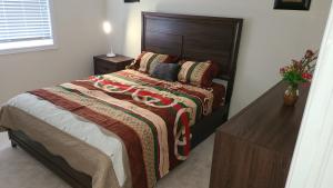 坎布里奇Beautiful Master Bedroom, TV, Wi-fi, Laundry, Parking的一间卧室配有一张床和一个木制床头板