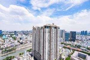 胡志明市Awesome Tracy's Apartment的享有城市天际线美景,设有一座高高的建筑