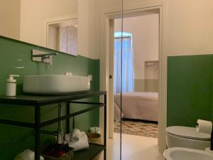 滨海波利尼亚诺Il Sogno di Mimì的绿色浴室设有水槽和卫生间