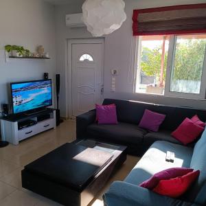 克拉法吉亚Drosoula Villa 3bdr private swimming pool的带沙发和电视的客厅