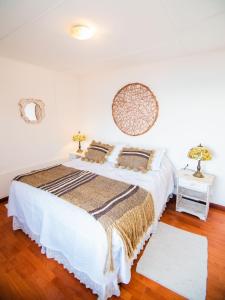 小智利Amigos del viento的一间卧室配有一张带两盏灯的大型白色床。