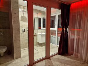 贝尔格莱德Rooms Green Set的浴室设有滑动玻璃门和卫生间。