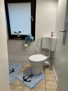 库克斯港Gästehaus Bremer的一间带卫生间和窗户的小浴室