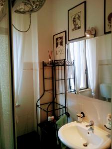 圣乔瓦尼镇澳麦霍姆住宿加早餐旅馆的一间带水槽和镜子的浴室