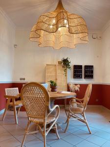 滨海苏拉克Hôtel Michelet Plage的一间带桌椅和吊灯的用餐室