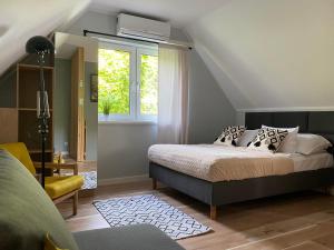 斯蒂格纳Dom Wypoczynkowy Zacisze- klimatyczny domek z kominkiem的一间卧室设有一张床和一个窗口