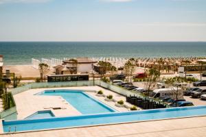 北马马亚-讷沃达里RoseBay std - Infinity Pool & Spa Resort的享有游泳池和海滩的景色