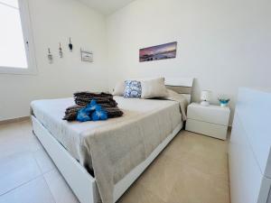 拉古萨码头Atmosfere di mare的一间白色卧室,卧室内配有一张床