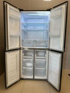 迪沙鲁[OFFICIAL] Desaru Villa Resort @ Arcadia的厨房里开有门的空冰箱