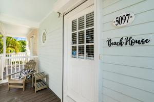 鸭礁岛Beach House Getaway的房屋前门,上面有标志