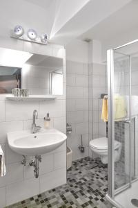 PommernWeinhaus Henerichs的白色的浴室设有水槽和卫生间。
