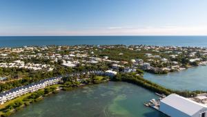 鸭礁岛Beach House Getaway的靠近水面的度假胜地的空中景致