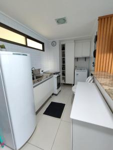 若昂佩索阿Loft Luxor Tambaú的厨房配有白色的柜台和冰箱。
