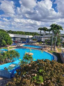 巴西利亚Grand Ville Asa sul的享有度假村游泳池的顶部景致