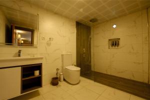 KonakVaryant Hotel的浴室配有卫生间、盥洗盆和淋浴。