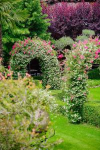 爱尔巴桑里尔斯堪皮酒店的花园,花粉色白色,灌木丛