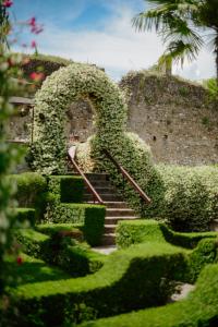 爱尔巴桑里尔斯堪皮酒店的常春藤覆盖的花园内的楼梯