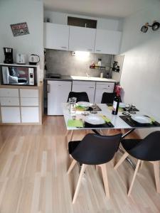 圣拉里苏朗Appartement dans une Résidence Calme (4 Personnes)的厨房配有餐桌、椅子和柜台