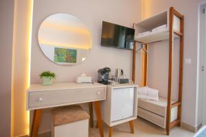 干尼亚Casa De Potie的客房设有书桌、镜子和双层床。
