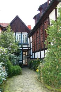 代特莫尔德Ferienwohnungen Café Cup的一座古老的房子,前面有一条鹅卵石路